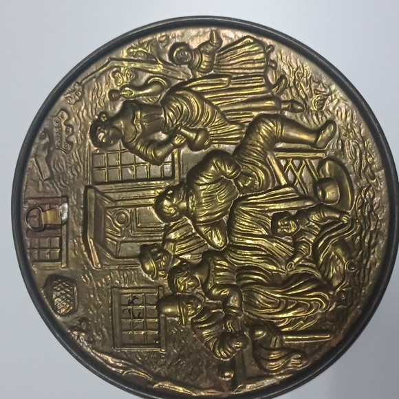 Large Antique/Vintage Brass Wall Charger/Plaque - Picture 2 of 3